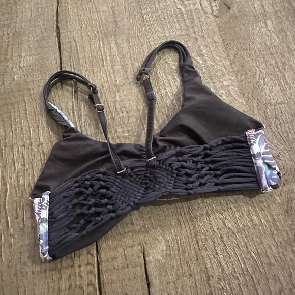 Maaji Free Muse Reversible Bikini Top. - Picture 2 of 4